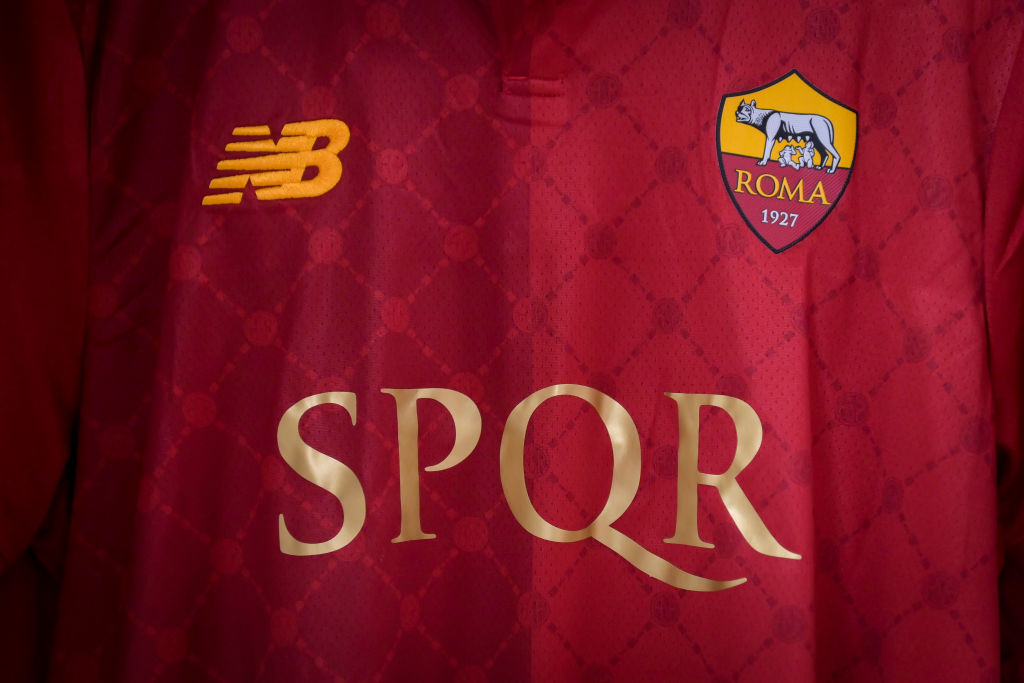 FOTO La maglia della Roma con la scritta SPQR è in vendita